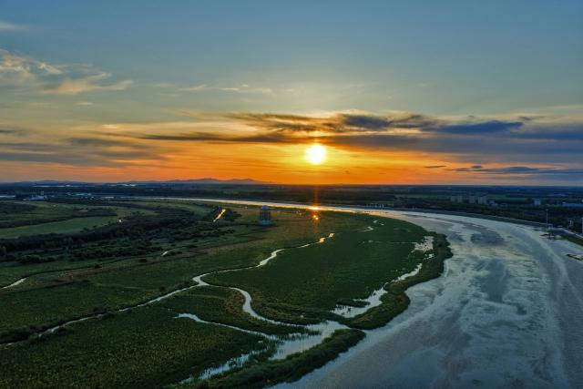 (250704) -- BEIJING, July 4, 2025 (Xinhua) -- An aerial drone photo taken on July 4, 2025 shows the rising sun at the Sanjiangkou ecological tourism area in Tongjiang City, northeast China's Heilongjiang Province. The Earth passed the aphelion on July 4, which is the time of year when the Earth is farthest from the sun, and the apparent diameter of the sun is the smallest in the year. (Photo by Liu Wanping/Xinhua)