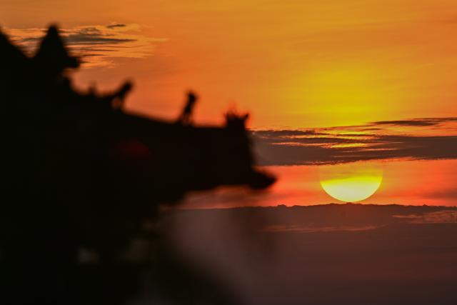 (250704) -- BEIJING, July 4, 2025 (Xinhua) -- This photo taken on July 4, 2025 shows the rising sun in Qingzhou City, east China's Shandong Province. The Earth passed the aphelion on July 4, which is the time of year when the Earth is farthest from the sun, and the apparent diameter of the sun is the smallest in the year. (Photo by Wang Jilin/Xinhua)