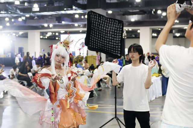 (250704) -- SHANGHAI, July 4, 2025 (Xinhua) -- A cosplayer poses for photos during the China International Cartoon & Game Expo 2025 (CCG Expo 2025) in east China's Shanghai, July 4, 2025. The CCG Expo 2025 kicked off Friday at the Shanghai Convention and Exhibition Center of International Sourcing with the participation of 480 domestic and international exhibitors. The event will last until July 6. (Xinhua/Wang Xiang)