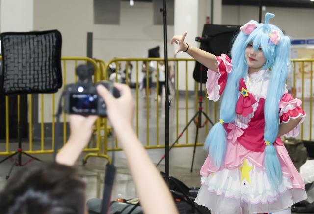 (250704) -- SHANGHAI, July 4, 2025 (Xinhua) -- A cosplayer poses for photos during the China International Cartoon & Game Expo 2025 (CCG Expo 2025) in east China's Shanghai, July 4, 2025. The CCG Expo 2025 kicked off Friday at the Shanghai Convention and Exhibition Center of International Sourcing with the participation of 480 domestic and international exhibitors. The event will last until July 6. (Xinhua/Wang Xiang)