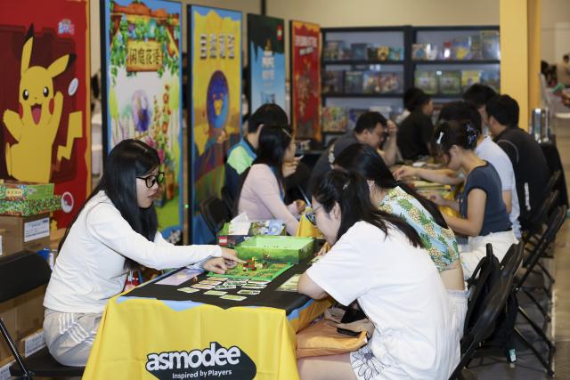 (250704) -- SHANGHAI, July 4, 2025 (Xinhua) -- People play card games during the China International Cartoon & Game Expo 2025 (CCG Expo 2025) in east China's Shanghai, July 4, 2025. The CCG Expo 2025 kicked off Friday at the Shanghai Convention and Exhibition Center of International Sourcing with the participation of 480 domestic and international exhibitors. The event will last until July 6. (Xinhua/Wang Xiang)