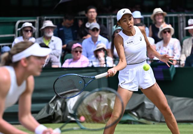 (250704) -- LONDON, July 4, 2025 (Xinhua) -- Zhang Shuai (R)/Ekaterina Alexandrova compete during the women's doubles second round match between Zhang Shuai (China)/Ekaterina Alexandrova (Russia) and Hozumi Eri (Japan)/Aldila Sutjiadi (Indonesia) at the Wimbledon Tennis Championships in London, Britain, July 4, 2025. (Xinhua/Li Ying)