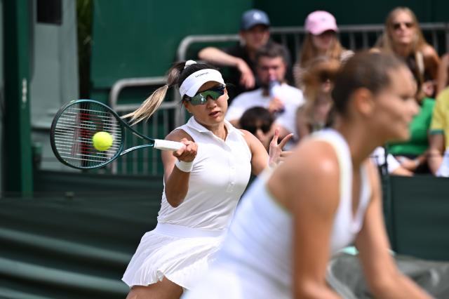 (250704) -- LONDON, July 4, 2025 (Xinhua) -- Guo Hanyu (L)/Alexandra Panova compete during the women's doubles second round match between Guo Hanyu (China)/Alexandra Panova (Russia) and Timea Babos (Hungary)/Luisa Stefani (Brazil) at the Wimbledon Tennis Championships in London, Britain, July 4, 2025. (Xinhua/Li Ying)