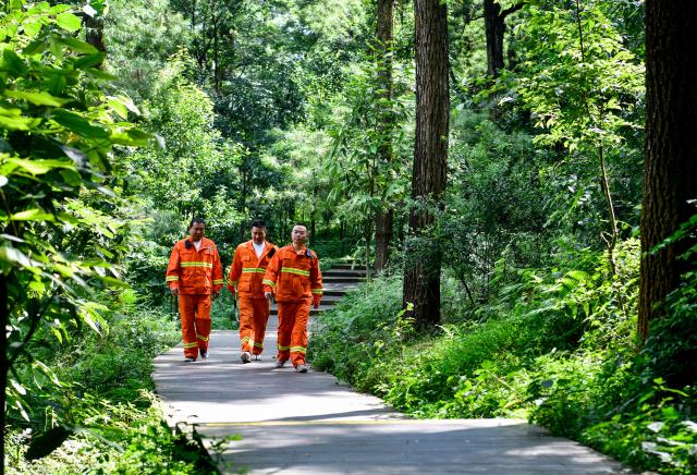 (250704) -- GUIYANG, July 4, 2025 (Xinhua) -- Forest rangers patrol the Changpoling Forest Farm in Guiyang, southwest China's Guizhou Province, July 13, 2022.
  The forest farm, established in 1914, covers over 800 hectares. For over a century, forest rangers at the farm have dedicated themselves to planting trees and guarding the woodland. 
  It is a national-level forest park in Guiyang and serves as a key part of a green belt circling the city. (Xinhua/Yang Wenbin)