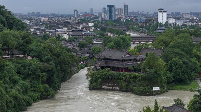 (250704) -- DUJIANGYAN, July 4, 2025 (Xinhua) -- An aerial drone photo taken on July 4, 2025 shows a view of Dujiangyan irrigation system in southwest China's Sichuan Province. Dujiangyan irrigation system on the Minjiang River saw a flood peak on Friday. (Photo by He Bo/Xinhua)
