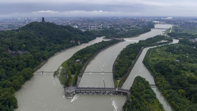 (250704) -- DUJIANGYAN, July 4, 2025 (Xinhua) -- An aerial drone photo taken on July 4, 2025 shows a view of Dujiangyan irrigation system in southwest China's Sichuan Province. Dujiangyan irrigation system on the Minjiang River saw a flood peak on Friday. (Photo by He Bo/Xinhua)