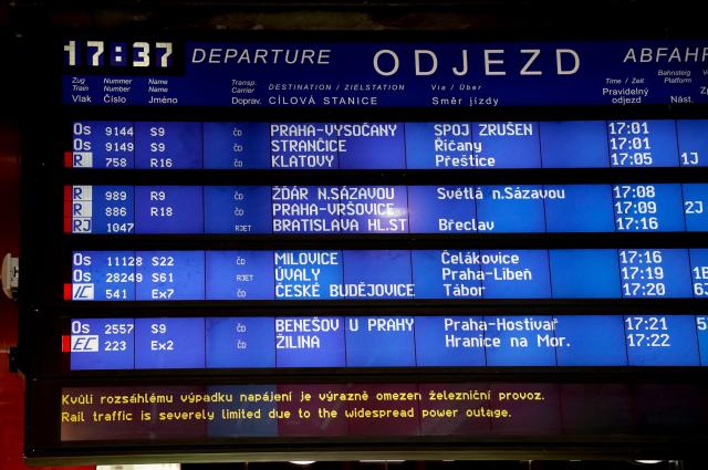 (250704) -- PRAGUE, July 4, 2025 (Xinhua) -- Photo taken on July 4, 2025 shows a screen displaying an information about rail traffic limited due to a power outage at the Prague Main Railway Station in Prague, the Czech Republic. A major power outage struck the Czech Republic on Friday, disrupting several regions, including parts of the capital of Prague, since noon, according to authorities. (Photo by Dana Kesnerova/Xinhua)
