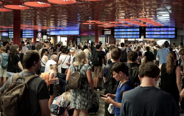 (250704) -- PRAGUE, July 4, 2025 (Xinhua) -- Passengers wait for trains delayed due to a power outage at the Prague Main Railway Station in Prague, the Czech Republic, on July 4, 2025. A major power outage struck the Czech Republic on Friday, disrupting several regions, including parts of the capital of Prague, since noon, according to authorities. (Photo by Dana Kesnerova/Xinhua)
