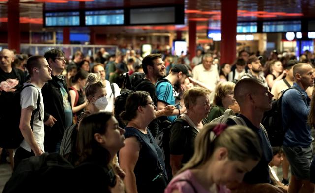 (250704) -- PRAGUE, July 4, 2025 (Xinhua) -- Passengers wait for trains delayed due to a power outage at the Prague Main Railway Station in Prague, the Czech Republic, on July 4, 2025. A major power outage struck the Czech Republic on Friday, disrupting several regions, including parts of the capital of Prague, since noon, according to authorities. (Photo by Dana Kesnerova/Xinhua)