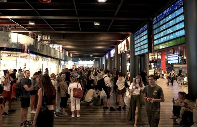 (250704) -- PRAGUE, July 4, 2025 (Xinhua) -- Passengers wait for trains delayed due to a power outage at the Prague Main Railway Station in Prague, the Czech Republic, on July 4, 2025. A major power outage struck the Czech Republic on Friday, disrupting several regions, including parts of the capital of Prague, since noon, according to authorities. (Photo by Dana Kesnerova/Xinhua)