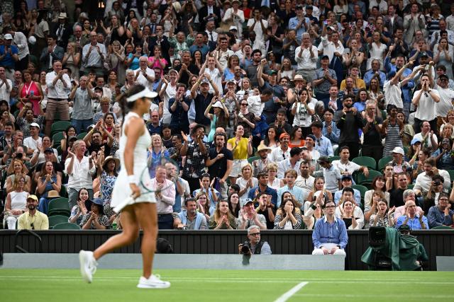 (250705) -- LONDON, July 5, 2025 (Xinhua) -- Spectators cheer for Emma Raducanu during the women's singles third round match between Aryna Sabalenka of Belarus and Emma Raducanu of Britain at the Wimbledon Tennis Championships in London, Britain, July 4, 2025. (Xinhua/Zhao Dingzhe)
