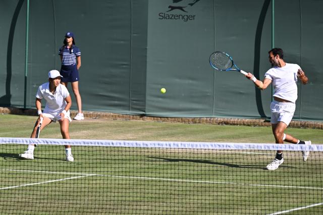 (250705) -- LONDON, July 5, 2025 (Xinhua) -- Jiang Xinyu (L)/Yuki Bhambri compete during the mixed doubles first round match between Jiang Xinyu (China)/Yuki Bhambri (India) and Nicole Melichar-Martinez/Christian Harrison of the United States at the Wimbledon Tennis Championships in London, Britain, July 4, 2025. (Xinhua/Zhao Dingzhe)