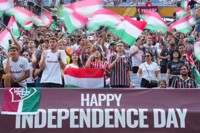 (250705) -- ORLANDO, July 5, 2025 (Xinhua) -- Fans react brfore the quarterfinal match between Fluminense FC of Brazil and Al Hilal of Saudi Arabia at the FIFA Club World Cup 2025 at the Camping World Stadium, Orlando, Florida, the United States, July 4 , 2025. (Xinhua/Xu Chang)
