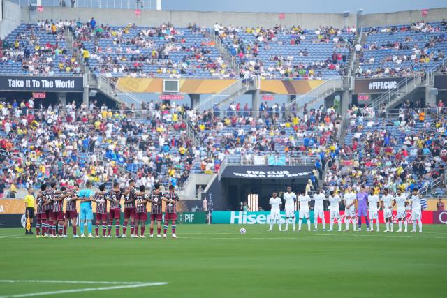 (250705) -- ORLANDO, July 5, 2025 (Xinhua) -- Players hold a one-minute silence for the late Diogo Jota and Andre Silva before the quarterfinal match between Fluminense FC of Brazil and Al Hilal of Saudi Arabia at the FIFA Club World Cup 2025 at the Camping World Stadium, Orlando, Florida, the United States, July 4 , 2025. (Xinhua/Xu Chang)