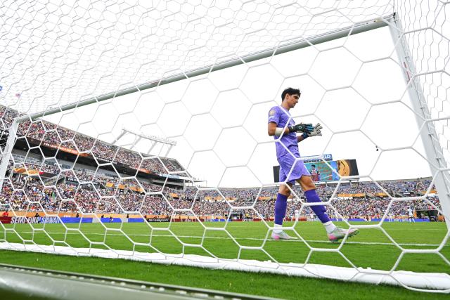 (250705) -- ORLANDO, July 5, 2025 (Xinhua) -- Goalkeeper Yassine Bounou of Al Hilal reacts during the quarterfinal match between Fluminense FC of Brazil and Al Hilal of Saudi Arabia at the FIFA Club World Cup 2025 at the Camping World Stadium, Orlando, Florida, the United States, July 4 , 2025. (Xinhua/Xu Chang)