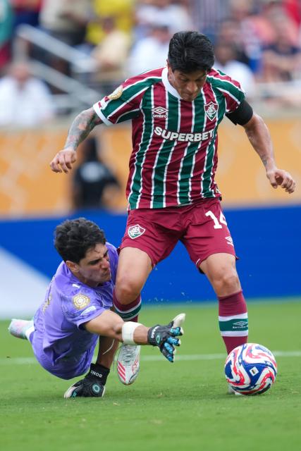 (250705) -- ORLANDO, July 5, 2025 (Xinhua) -- Goalkeeper Yassine Bounou (L) of Al Hilal makes a save during the quarterfinal match between Fluminense FC of Brazil and Al Hilal of Saudi Arabia at the FIFA Club World Cup 2025 at the Camping World Stadium, Orlando, Florida, the United States, July 4 , 2025. (Xinhua/Xu Chang)