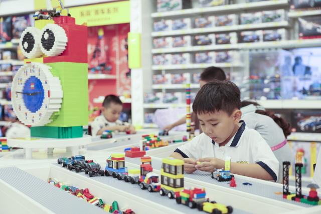 (250705) -- SHANGHAI, July 5, 2025 (Xinhua) -- Children play with LEGO bricks at a shop of the LEGOLAND Shanghai Resort in Shanghai, east China, July 5, 2025. In a burst of colorful creativity and boundless imagination, LEGOLAND Shanghai Resort threw open its doors to the first wave of excited visitors on Saturday, heralding the arrival of China's first LEGOLAND resort. (Xinhua/Wang Xiang)