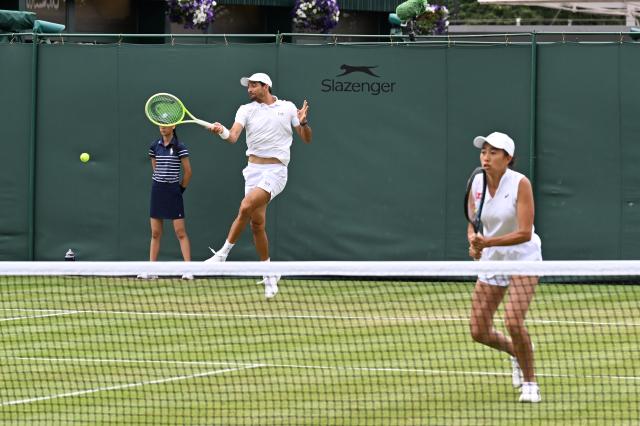 (250705) -- LONDON, July 5, 2025 (Xinhua) -- Zhang Shuai/Marcelo Arevalo (L) compete during the mixed doubles first round match between Zhang Shuai of China/Marcelo Arevalo of El Salvador and Chan Hao-Ching of Chinese Taipei/Andre Goransson of Sweden at the Wimbledon Tennis Championships in London, Britain, July 5, 2025. (Xinhua/Zhao Dingzhe)