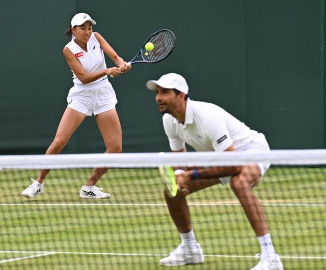 (250705) -- LONDON, July 5, 2025 (Xinhua) -- Zhang Shuai (L)/Marcelo Arevalo compete during the mixed doubles first round match between Zhang Shuai of China/Marcelo Arevalo of El Salvador and Chan Hao-Ching of Chinese Taipei/Andre Goransson of Sweden at the Wimbledon Tennis Championships in London, Britain, July 5, 2025. (Xinhua/Zhao Dingzhe)