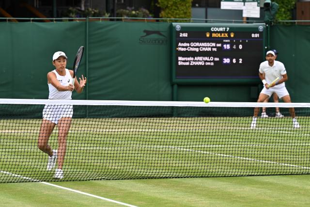 (250705) -- LONDON, July 5, 2025 (Xinhua) -- Zhang Shuai (L)/Marcelo Arevalo compete during the mixed doubles first round match between Zhang Shuai of China/Marcelo Arevalo of El Salvador and Chan Hao-Ching of Chinese Taipei/Andre Goransson of Sweden at the Wimbledon Tennis Championships in London, Britain, July 5, 2025. (Xinhua/Zhao Dingzhe)