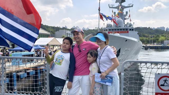 (250705) -- HONG KONG, July 5, 2025 (Xinhua) -- People visit the Zhanjiang missile destroyer in Hong Kong, south China, July 5, 2025.
  A fleet of the Chinese People's Liberation Army (PLA) Navy led by the aircraft carrier Shandong arrived in the Hong Kong Special Administrative Region (HKSAR) on Thursday morning, kicking off a five-day visit.
   The aircraft carrier and the Yan'an missile destroyer were anchored near the west end of the Victoria Harbor, while the Zhanjiang missile destroyer and the Yuncheng missile frigate docked at the PLA Hong Kong Garrison's naval base in Stonecutters Island.
   This is the Shandong's first visit to Hong Kong. From Friday to Sunday, the Shandong, the Zhanjiang and the Yuncheng will host open tours, lectures, drill demonstrations and other exchange activities. (Photo by Huang Qiantian/Xinhua)