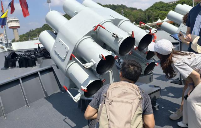 (250705) -- HONG KONG, July 5, 2025 (Xinhua) -- People visit the Yuncheng missile frigate in Hong Kong, south China, July 5, 2025.
  A fleet of the Chinese People's Liberation Army (PLA) Navy led by the aircraft carrier Shandong arrived in the Hong Kong Special Administrative Region (HKSAR) on Thursday morning, kicking off a five-day visit.
   The aircraft carrier and the Yan'an missile destroyer were anchored near the west end of the Victoria Harbor, while the Zhanjiang missile destroyer and the Yuncheng missile frigate docked at the PLA Hong Kong Garrison's naval base in Stonecutters Island.
   This is the Shandong's first visit to Hong Kong. From Friday to Sunday, the Shandong, the Zhanjiang and the Yuncheng will host open tours, lectures, drill demonstrations and other exchange activities. (Photo by Huang Qiantian/Xinhua)