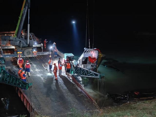 (250705) -- CHENZHOU, July 5, 2025 (Xinhua) -- Rescuers work at a boat sinking site in Zixing City, Chenzhou, central China's Hunan Province, July 5, 2025. A boat sinking accident on Saturday afternoon left 1 person missing, with another 28 rescued, in central China's Hunan Province, authorities have said.
   A total of 29 people fell off the 40-seat boat into the water, as the boat capsized at around 4:30 p.m. at Dongjiang Lake in the city of Zixing.
   As of 6 p.m., 28 had been rescued -- with one of them in critical condition receiving treatment. (Xinhua)