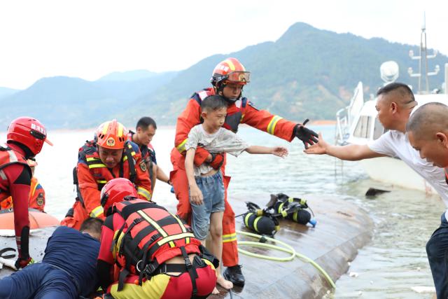 (250705) -- CHENZHOU, July 5, 2025 (Xinhua) -- Rescuers work at a boat sinking site in Zixing City, Chenzhou, central China's Hunan Province, July 5, 2025. A boat sinking accident on Saturday afternoon left 1 person missing, with another 28 rescued, in central China's Hunan Province, authorities have said.
   A total of 29 people fell off the 40-seat boat into the water, as the boat capsized at around 4:30 p.m. at Dongjiang Lake in the city of Zixing.
   As of 6 p.m., 28 had been rescued -- with one of them in critical condition receiving treatment. (Photo by Li Miaoxi/Xinhua)
