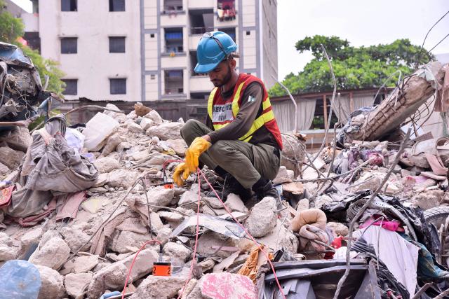 (250705) -- KARACHI, July 5, 2025 (Xinhua) -- A rescuer works at the scene of a residential building collapse in Karachi, Pakistan, on July 5, 2025. The death toll from the collapse of a residential building in Pakistan's southern port city of Karachi rose to 17 as more bodies were recovered from the debris, a spokesperson of the state-owned rescue organization Rescue 1122 told Xinhua on Saturday morning. (Xinhua)