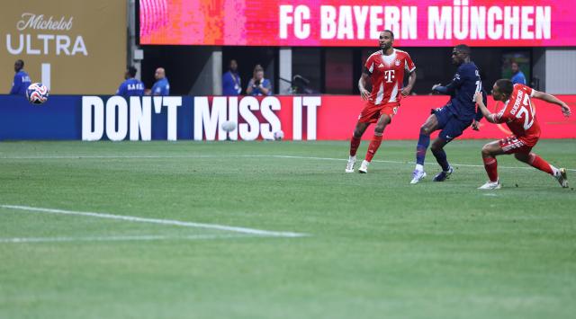 (250706) -- ATLANTA, July 6, 2025 (Xinhua) -- Ousmane Dembele (C) of Paris Saint-Germain shoots to score during the quarterfinal match between Paris Saint-Germain (FRA) and FC Bayern Munich (GER) at the FIFA Club World Cup 2025 at the Mercedes-Benz Stadium, Atlanta, Georgia, the United States, July 5, 2025. (Xinhua/Li Ming)
