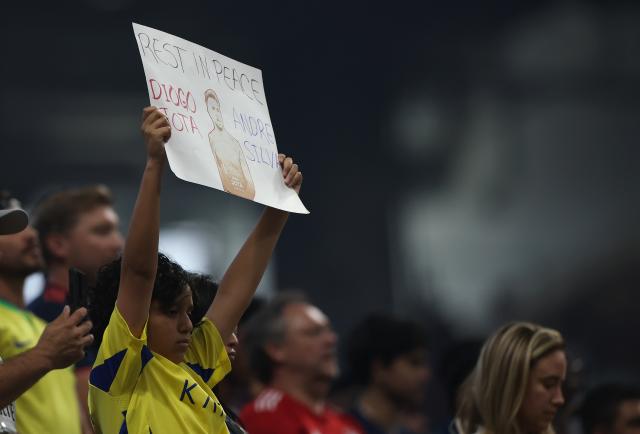(250706) -- ATLANTA, July 6, 2025 (Xinhua) -- A spectator mourns for the late Diogo Jota and Andre Silva before the quarterfinal match between Paris Saint-Germain (FRA) and FC Bayern Munich (GER) at the FIFA Club World Cup 2025 at the Mercedes-Benz Stadium, Atlanta, Georgia, the United States, July 5, 2025. (Xinhua/Li Ming)