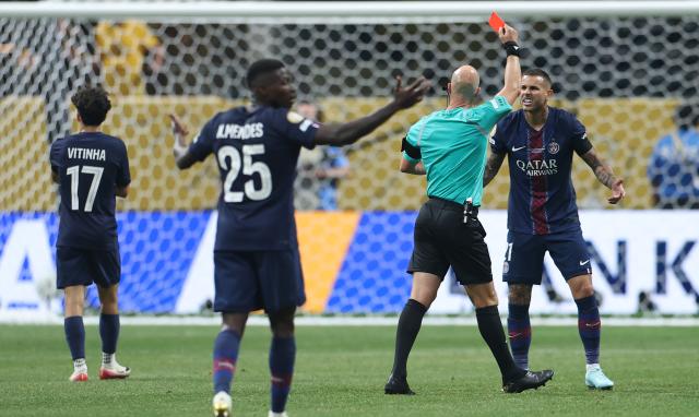 (250706) -- ATLANTA, July 6, 2025 (Xinhua) -- Lucas Hernandez (1st R) of Paris Saint-Germain gets a red card during the quarterfinal match between Paris Saint-Germain (FRA) and FC Bayern Munich (GER) at the FIFA Club World Cup 2025 at the Mercedes-Benz Stadium, Atlanta, Georgia, the United States, July 5, 2025. (Xinhua/Li Ming)