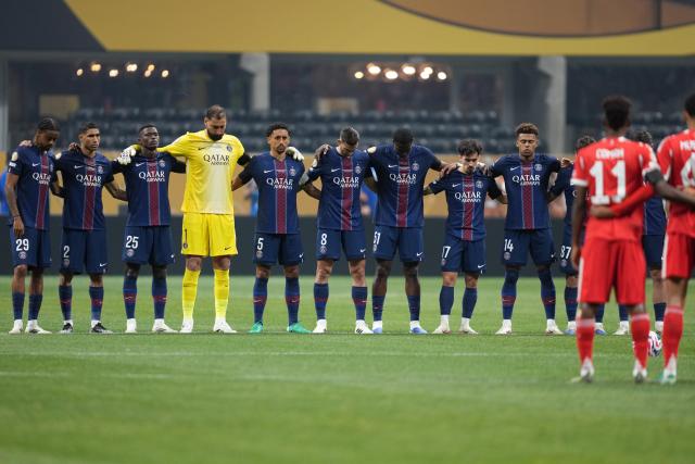 (250706) -- ATLANTA, July 6, 2025 (Xinhua) -- Players hold a one-minute silence for the late Diogo Jota and Andre Silva before the quarterfinal match between Paris Saint-Germain (FRA) and FC Bayern Munich (GER) at the FIFA Club World Cup 2025 at the Mercedes-Benz Stadium, Atlanta, Georgia, the United States, July 5, 2025. (Xinhua/Huang Zongzhi)