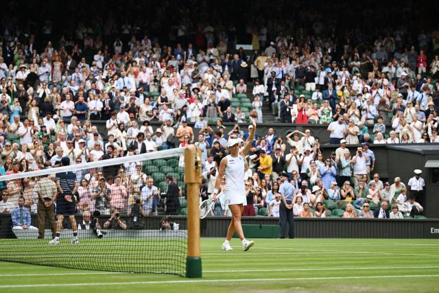 (250706) -- LONDON, July 6, 2025 (Xinhua) -- Iga Swiatek celebrates after winning the women's singles third round match between Iga Swiatek of Poland and Danielle Collins of the United States at the Wimbledon Tennis Championships in London, Britain, July 5, 2025. (Xinhua/Zhao Dingzhe)