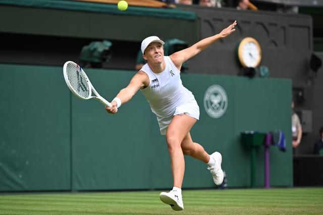 (250706) -- LONDON, July 6, 2025 (Xinhua) -- Iga Swiatek hits a return during the women's singles third round match between Iga Swiatek of Poland and Danielle Collins of the United States at the Wimbledon Tennis Championships in London, Britain, July 5, 2025. (Xinhua/Zhao Dingzhe)