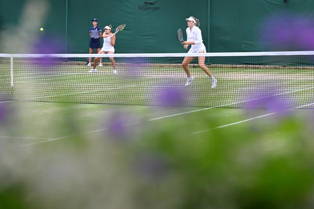 (250706) -- LONDON, July 6, 2025 (Xinhua) -- Olivia Gadecki/Desirae Krawczyk (L) compete during the women's doubles second round match between Jiang Xinyu of China/Wu Fang-Hsien of Chinese Taipei and Olivia Gadecki of Australia/Desirae Krawczyk of the United States at the Wimbledon Tennis Championships in London, Britain, July 5, 2025. (Xinhua/Zhao Dingzhe)