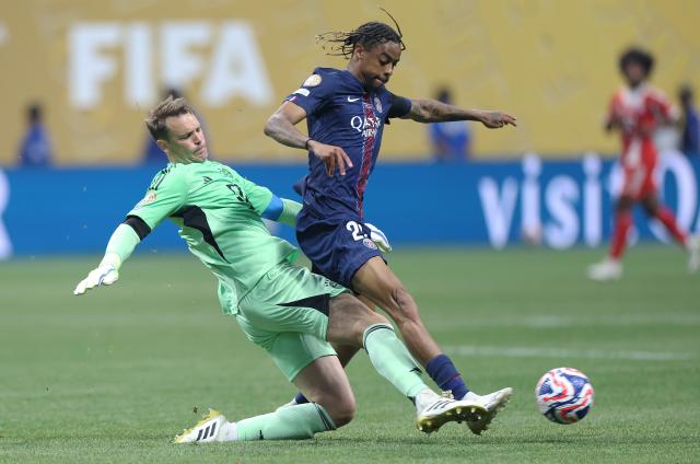(250706) -- ATLANTA, July 6, 2025 (Xinhua) -- Goalkeeper Manuel Neuer (L) of FC Bayern Munich tackles Bradley Barcola of Paris Saint-Germain during the quarterfinal match between Paris Saint-Germain (FRA) and FC Bayern Munich (GER) at the FIFA Club World Cup 2025 at the Mercedes-Benz Stadium, Atlanta, Georgia, the United States, July 5, 2025. (Xinhua/Li Ming)