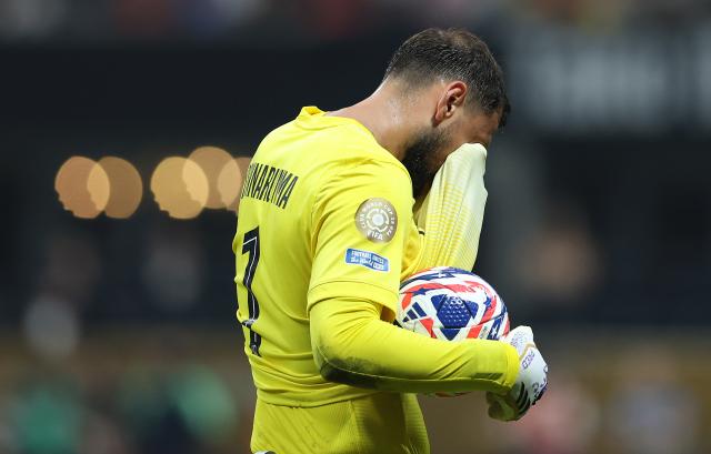 (250706) -- ATLANTA, July 6, 2025 (Xinhua) -- Goalkeeper Gianluigi Donnarumma of Paris Saint-Germain leaves after the first half during the quarterfinal match between Paris Saint-Germain (FRA) and FC Bayern Munich (GER) at the FIFA Club World Cup 2025 at the Mercedes-Benz Stadium, Atlanta, Georgia, the United States, July 5, 2025. (Xinhua/Li Ming)