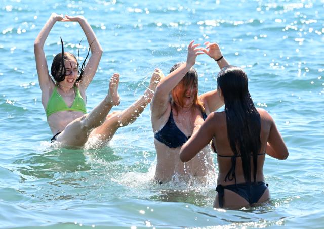 (250706) -- ROME, July 6, 2025 (Xinhua) -- People cool off in the sea during a heatwave in Ladispoli, Rome, Italy, July 5, 2025. (Photo by Alberto Lingria/Xinhua)