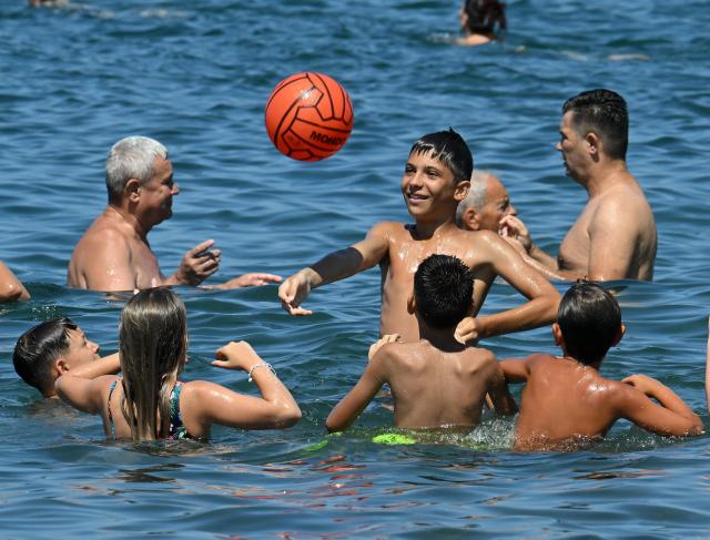 (250706) -- ROME, July 6, 2025 (Xinhua) -- People cool off in the sea during a heatwave in Ladispoli, Rome, Italy, July 5, 2025. (Photo by Alberto Lingria/Xinhua)