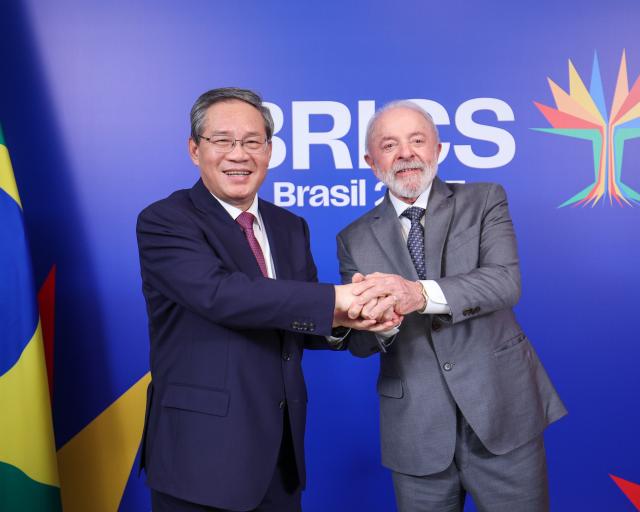 (250705) -- RIO DE JANEIRO, July 5, 2025 (Xinhua) -- Chinese Premier Li Qiang meets with Brazilian President Luiz Inacio Lula da Silva in Rio de Janeiro, Brazil, July 5, 2025. (Xinhua/Liu Bin)