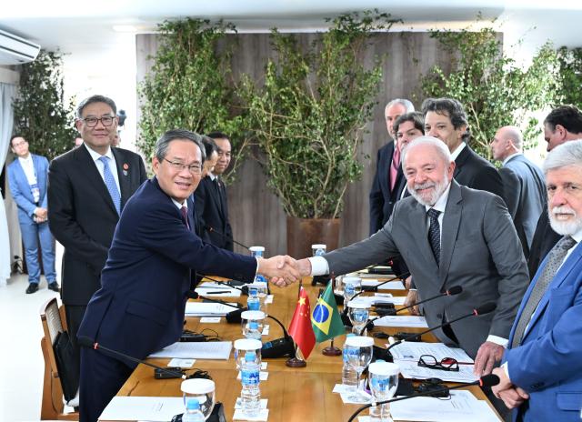 (250705) -- RIO DE JANEIRO, July 5, 2025 (Xinhua) -- Chinese Premier Li Qiang meets with Brazilian President Luiz Inacio Lula da Silva in Rio de Janeiro, Brazil, July 5, 2025. (Xinhua/Li Xiang)