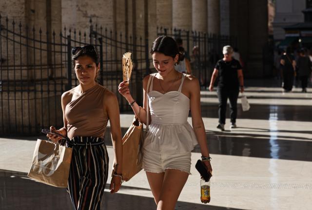 (250706) -- ROME, July 6, 2025 (Xinhua) -- People walk with shopping bags in Rome, Italy, July 5, 2025. Italy's summer sales started on Saturday, running between six and eight weeks. (Xinhua/Li Jing)