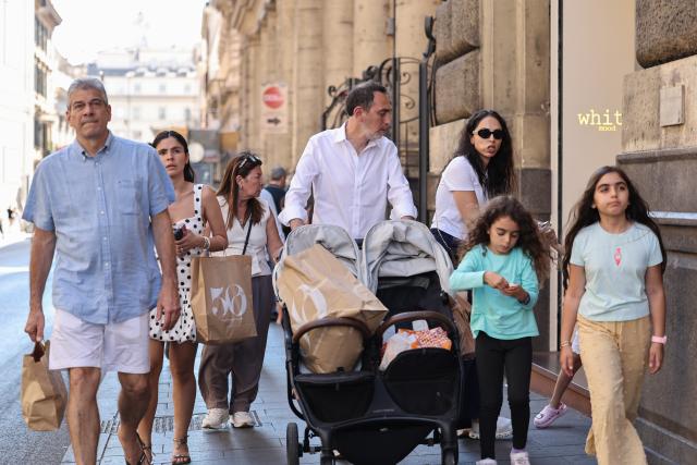 (250706) -- ROME, July 6, 2025 (Xinhua) -- People walk with shopping bags in Rome, Italy, July 5, 2025. Italy's summer sales started on Saturday, running between six and eight weeks. (Xinhua/Li Jing)