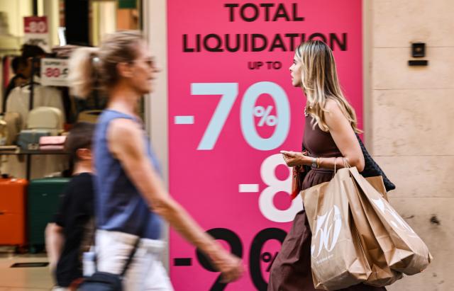 (250706) -- ROME, July 6, 2025 (Xinhua) -- People walk with shopping bags in Rome, Italy, July 5, 2025. Italy's summer sales started on Saturday, running between six and eight weeks. (Xinhua/Li Jing)