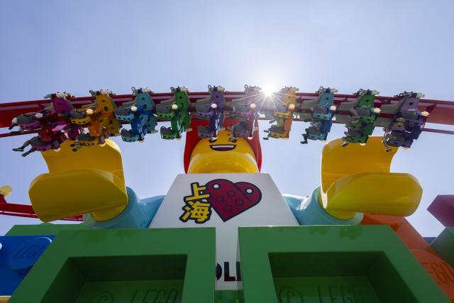 (250706) -- BEIJING, July 6, 2025 (Xinhua) -- Visitors take a roller coaster ride at the LEGOLAND Shanghai Resort in Shanghai, east China, July 5, 2025.
  In a burst of colorful creativity and boundless imagination, LEGOLAND Shanghai Resort threw open its doors to the first wave of excited visitors on Saturday, heralding the arrival of China's first LEGOLAND resort. (Xinhua/Wang Xiang)