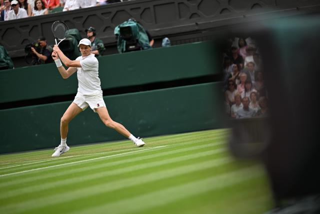 (250706) -- LONDON, July 6, 2025 (Xinhua) -- Jannik Sinner competes during the men's singles third round match between Jannik Sinner of Italy and Pedro Martinez of Spain at the Wimbledon Tennis Championships in London, Britain, July 5, 2025. (Xinhua/Zhao Dingzhe)