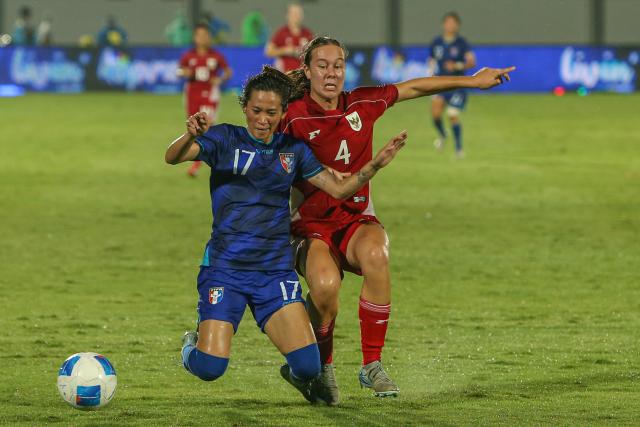 (250706) -- TANGERANG, July 6, 2025 (Xinhua) -- Chen Jin Wen (L) of Chinese Taipei vies with Emily Julia Frederica Nahon of Indonesia during the AFC Women's Asian Cup 2026 Qualifiers Group D football match between Indonesia and Chinese Taipei in Tangerang, Indonesia, July 5, 2025. (Xinhua/Claudio)