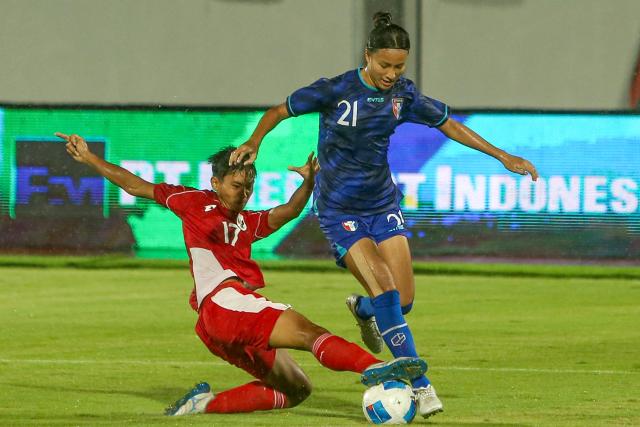 (250706) -- TANGERANG, July 6, 2025 (Xinhua) -- Chen You Chin (R) of Chinese Taipei vies with Vivi Oktavia Riski of Indonesia during the AFC Women's Asian Cup 2026 Qualifiers Group D football match between Indonesia and Chinese Taipei in Tangerang, Indonesia, July 5, 2025. (Xinhua/Claudio)