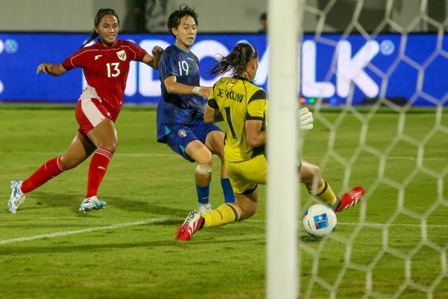 (250706) -- TANGERANG, July 6, 2025 (Xinhua) -- Su Yu Hsuan (C) of Chinese Taipei shoots during the AFC Women's Asian Cup 2026 Qualifiers Group D football match between Indonesia and Chinese Taipei in Tangerang, Indonesia, July 5, 2025. (Xinhua/Claudio)